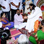 Devanahalli MLA Mr. Pillamunishamappa and Justice Shivraj Patil felicitating Bhagavan Shree Prasannaji